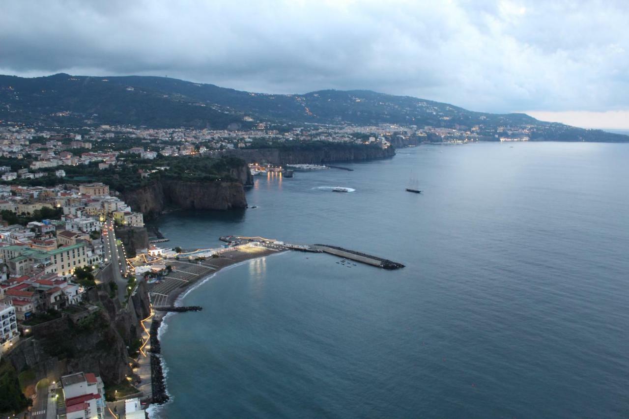 Апартаменты Casa Derosa In Sorrento Centro Экстерьер фото